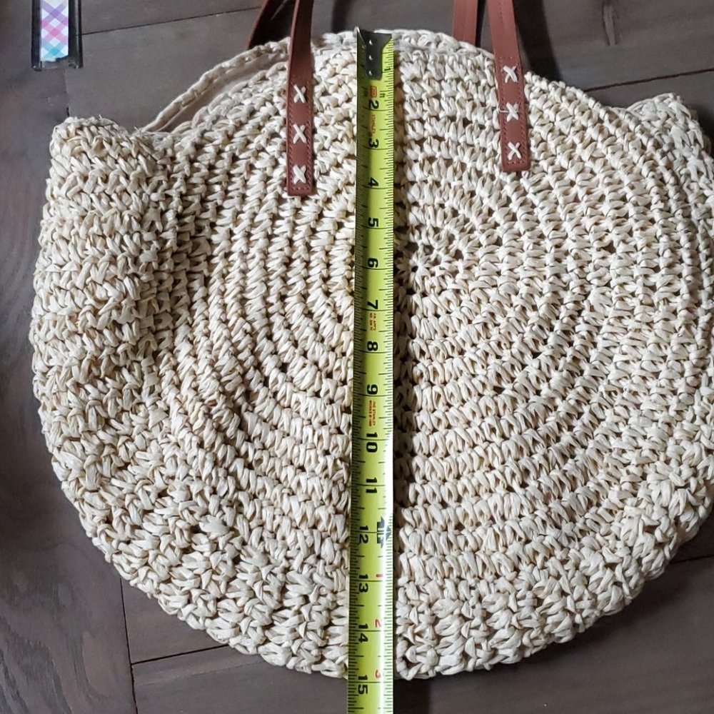 Round Straw Purse - Picture 4 of 7